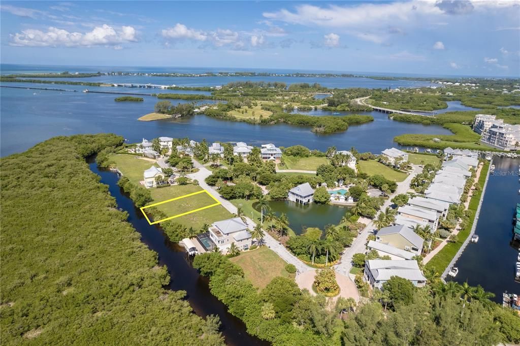 На продажу: $420,000 (0.26 acres)