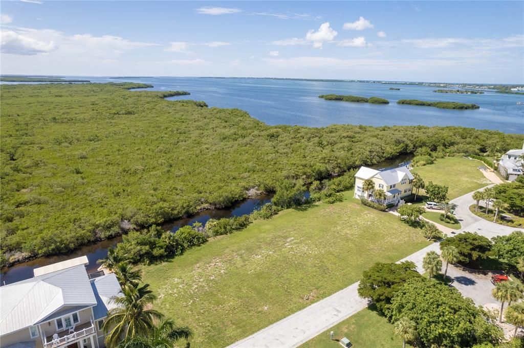На продажу: $420,000 (0.26 acres)
