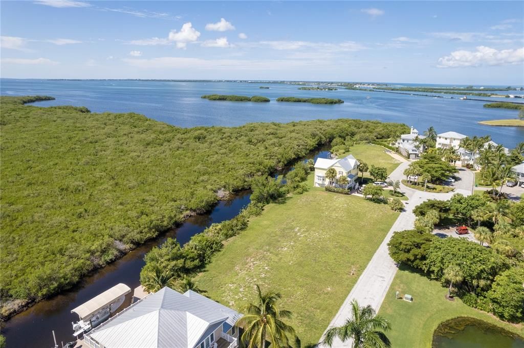 На продажу: $420,000 (0.26 acres)