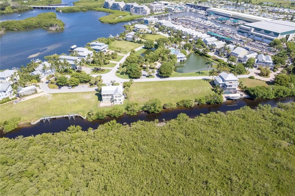 На продажу: $420,000 (0.26 acres)