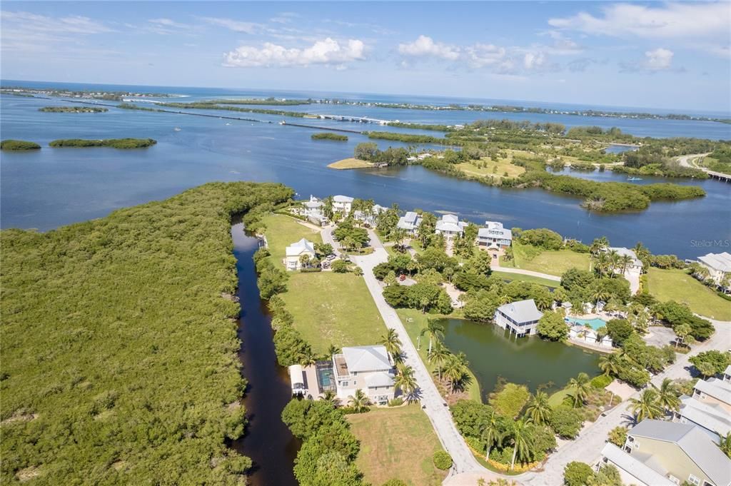 На продажу: $420,000 (0.26 acres)