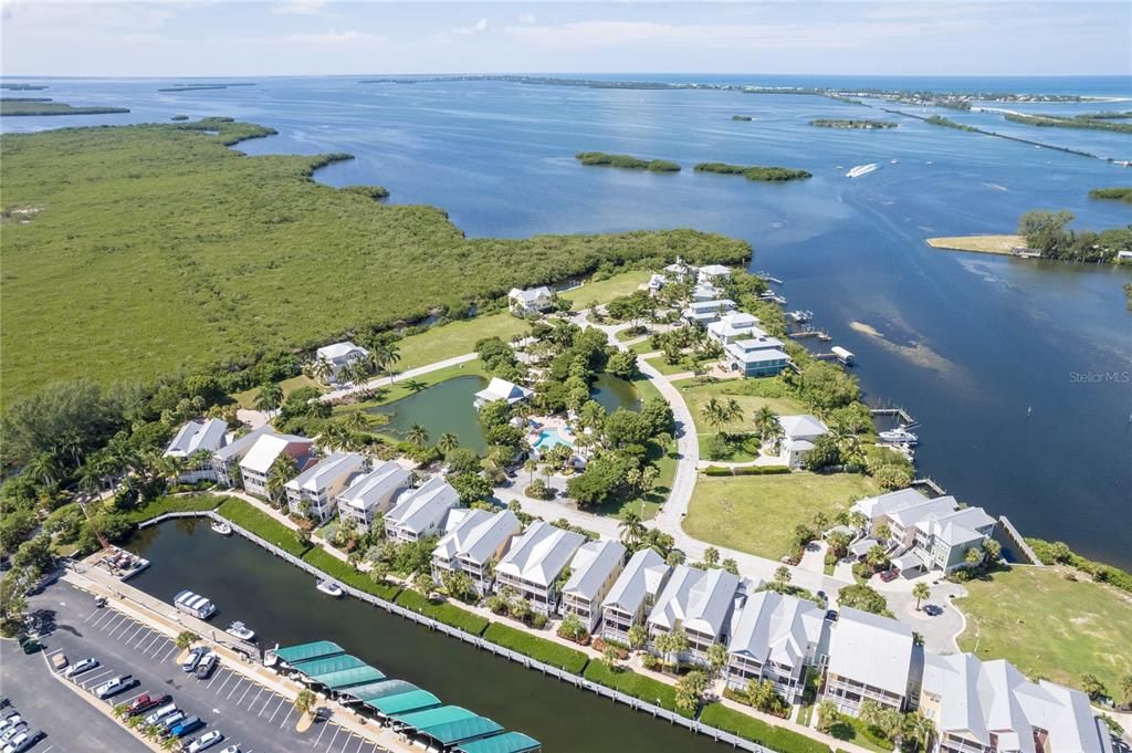 На продажу: $420,000 (0.26 acres)