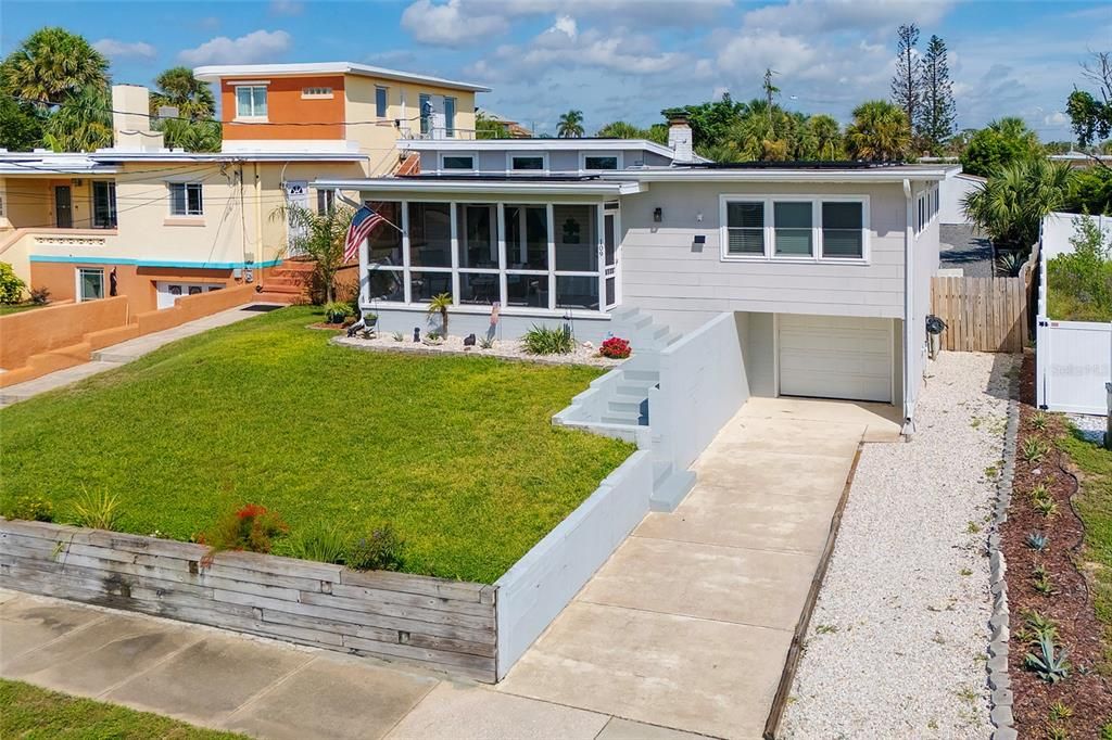 На продажу: $399,900 (2 спален, 2 ванн, 1075 Квадратных фут)