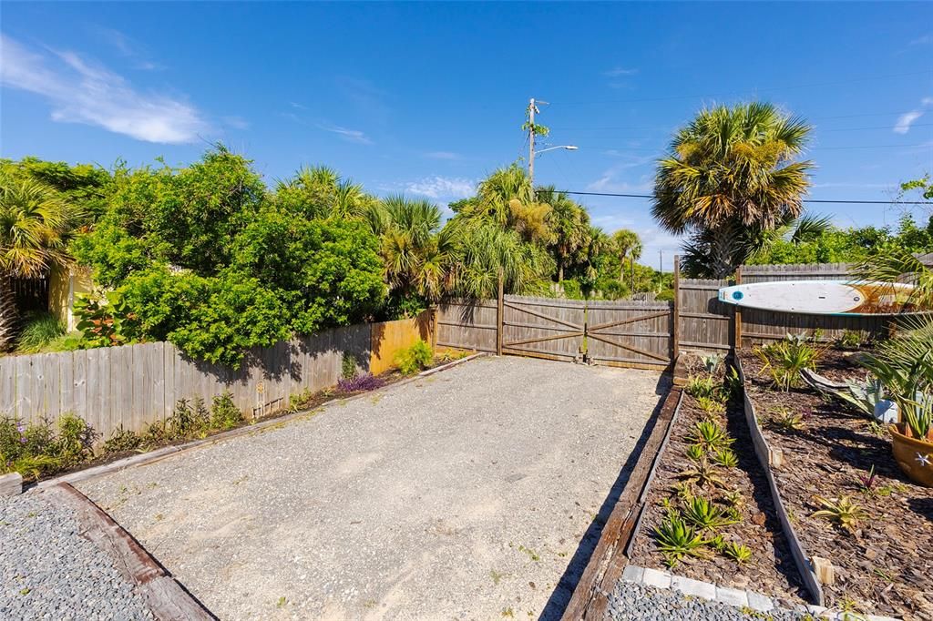 На продажу: $399,900 (2 спален, 2 ванн, 1075 Квадратных фут)