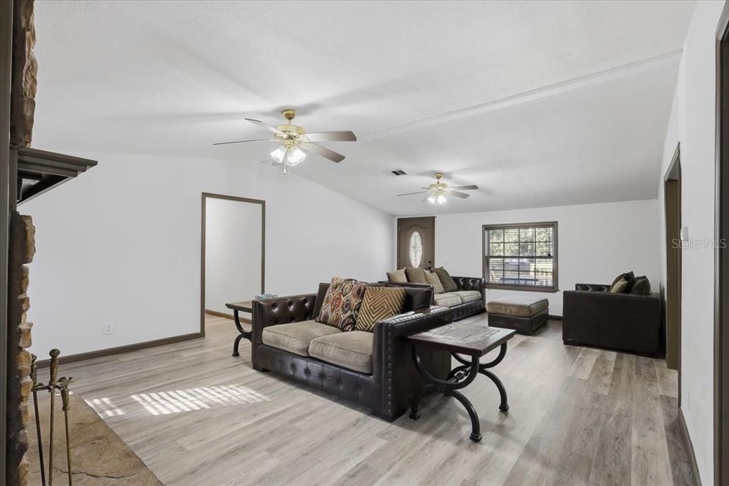 En Venta: $289,900 (5 camas, 3 baños, 2052 Pies cuadrados)