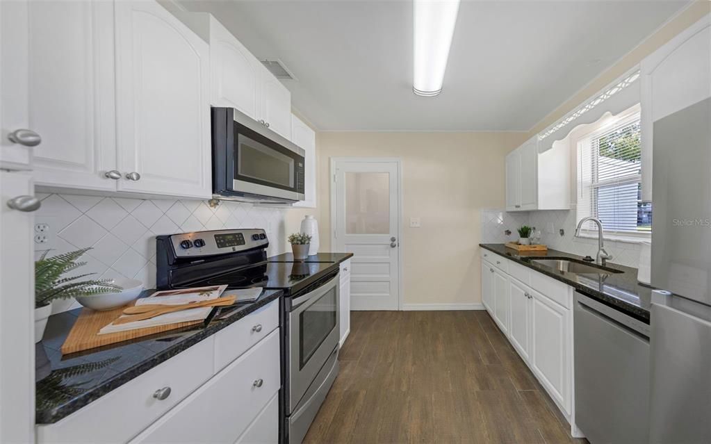 На продажу: $429,900 (3 спален, 2 ванн, 1400 Квадратных фут)