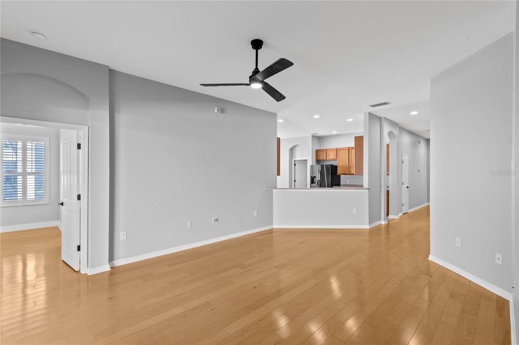 En Venta: $445,000 (4 camas, 3 baños, 2430 Pies cuadrados)