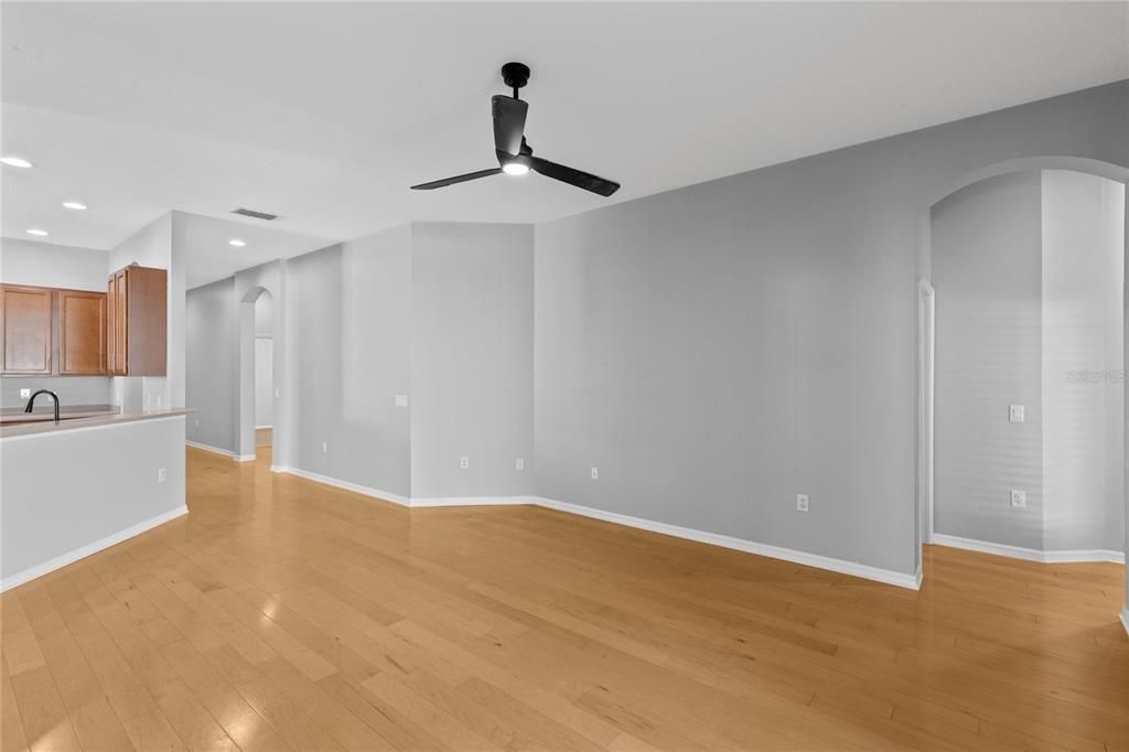 En Venta: $445,000 (4 camas, 3 baños, 2430 Pies cuadrados)