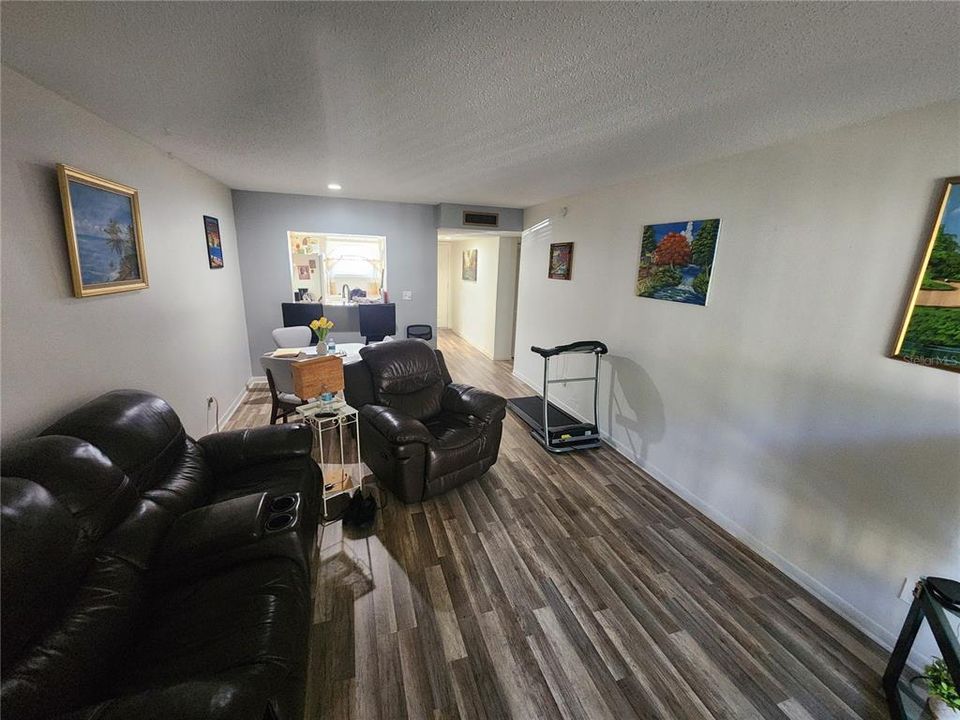 На продажу: $124,999 (2 спален, 2 ванн, 1068 Квадратных фут)