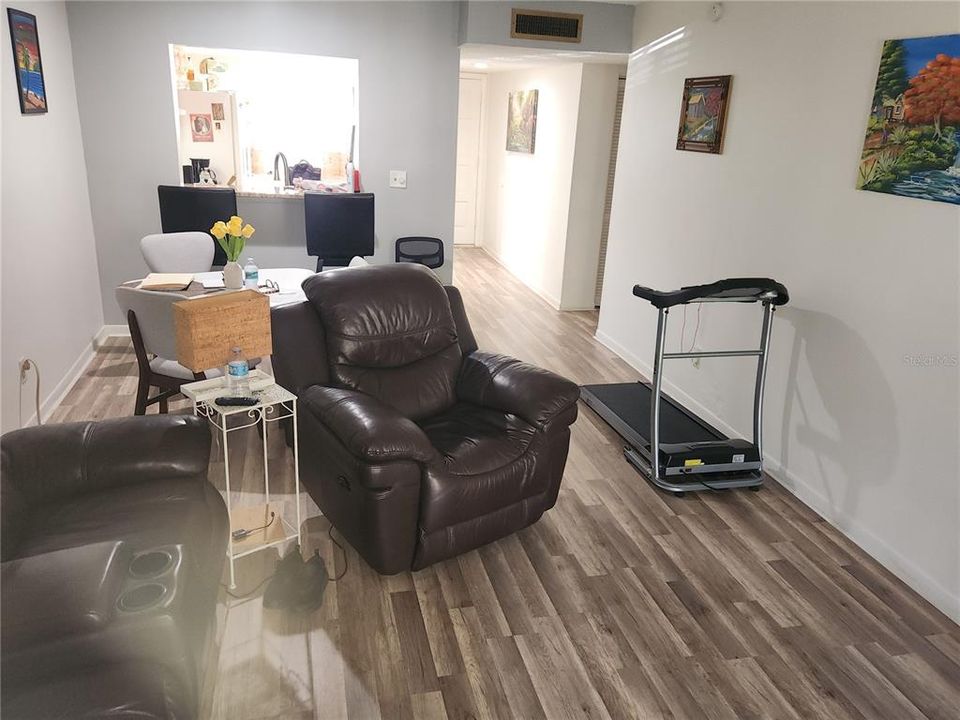На продажу: $124,999 (2 спален, 2 ванн, 1068 Квадратных фут)