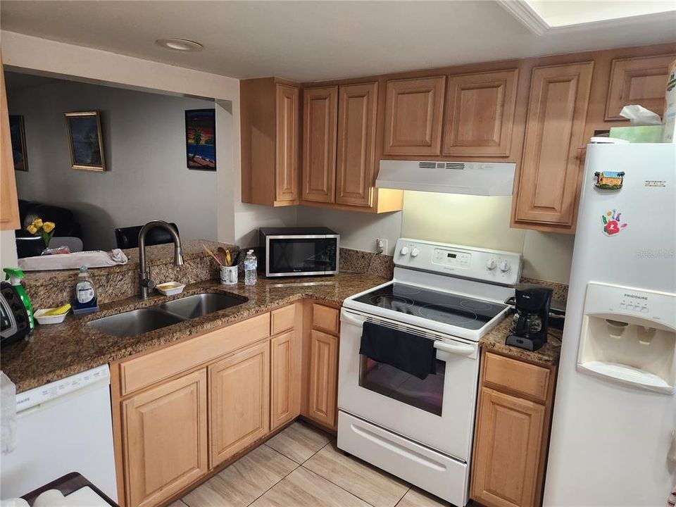 На продажу: $124,999 (2 спален, 2 ванн, 1068 Квадратных фут)