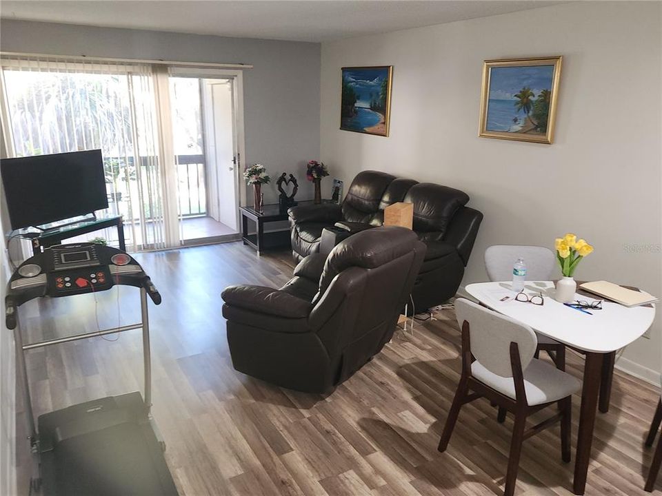 На продажу: $124,999 (2 спален, 2 ванн, 1068 Квадратных фут)
