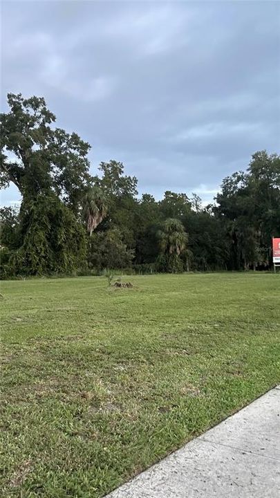待售: $450,000 (1.21 acres)