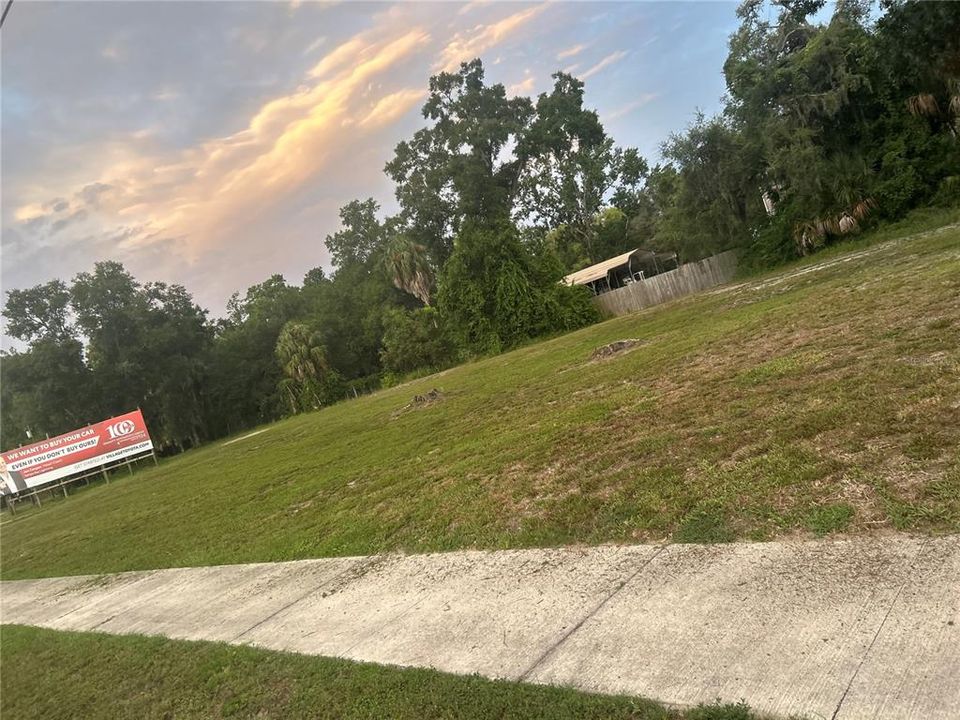待售: $450,000 (1.21 acres)