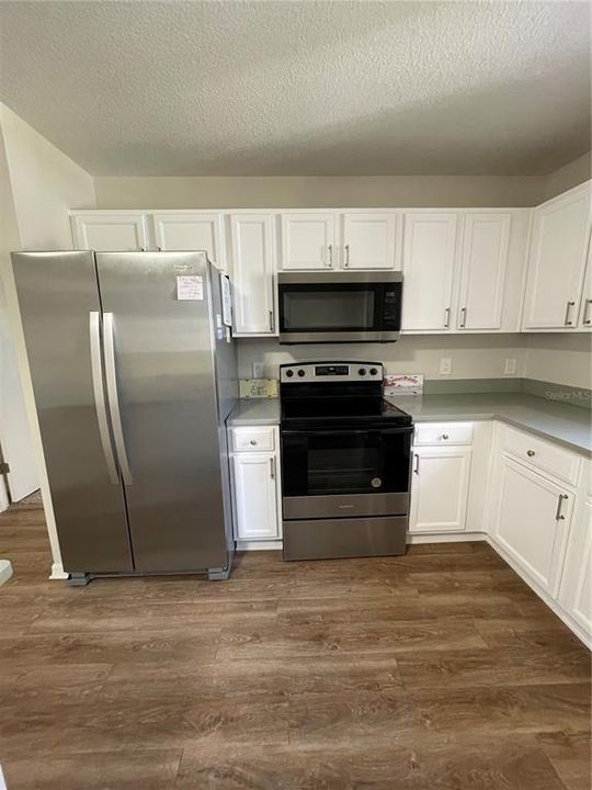 На продажу: $330,600 (3 спален, 2 ванн, 1392 Квадратных фут)
