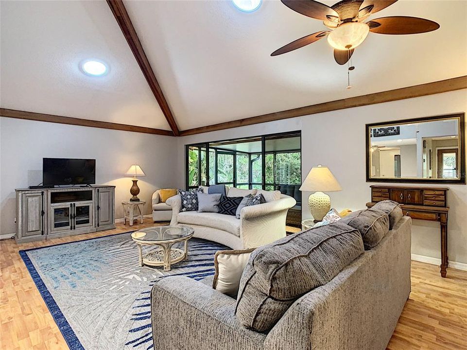 For Sale: $379,900 (2 beds, 2 baths, 1334 Square Feet)