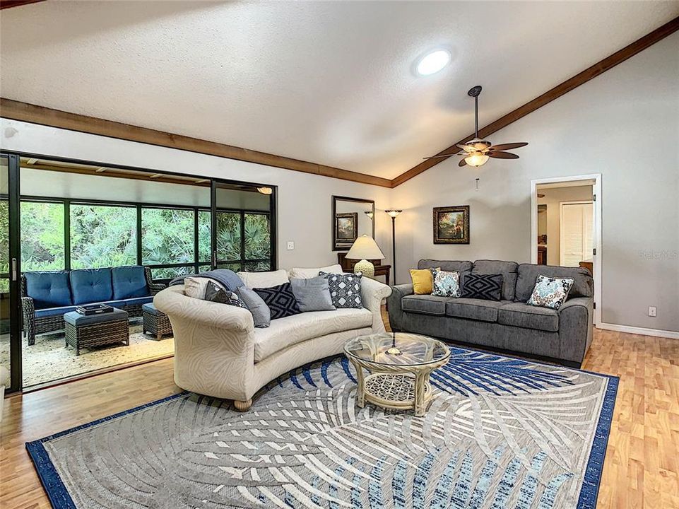 For Sale: $379,900 (2 beds, 2 baths, 1334 Square Feet)