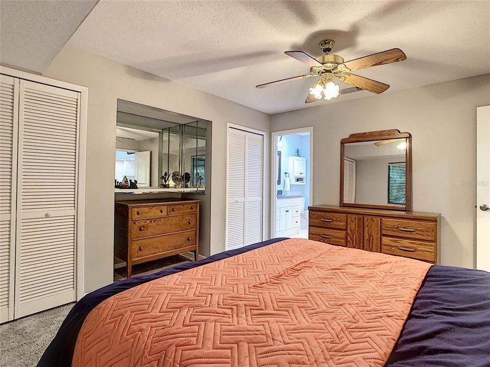 For Sale: $379,900 (2 beds, 2 baths, 1334 Square Feet)