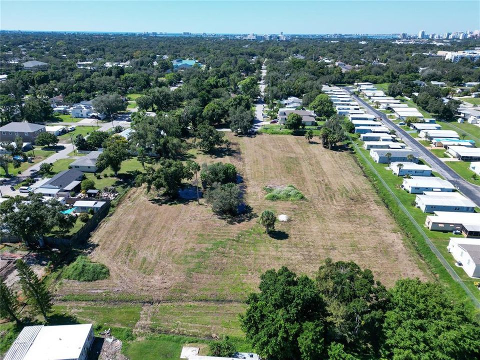 待售: $899,000 (3.26 acres)