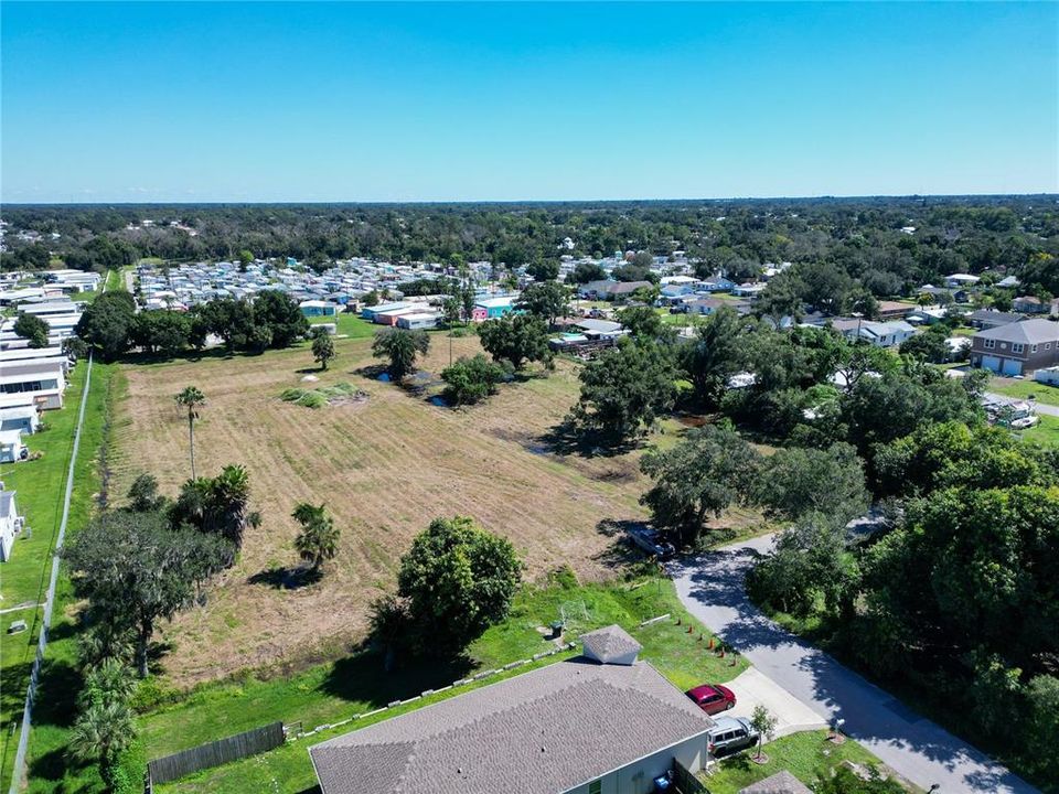 待售: $899,000 (3.26 acres)