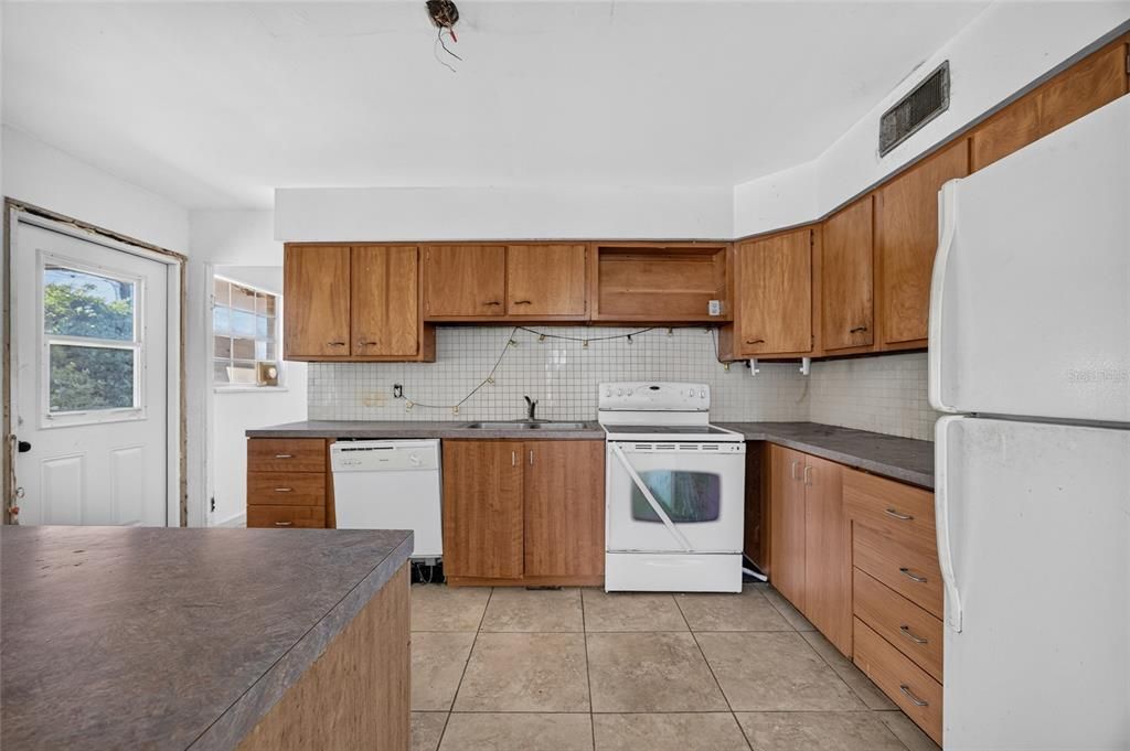 На продажу: $230,000 (3 спален, 2 ванн, 2200 Квадратных фут)