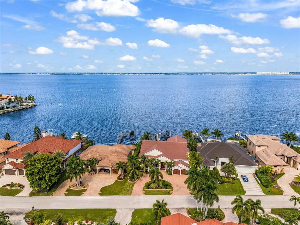 En Venta: $2,995,000 (5 camas, 4 baños, 5500 Pies cuadrados)