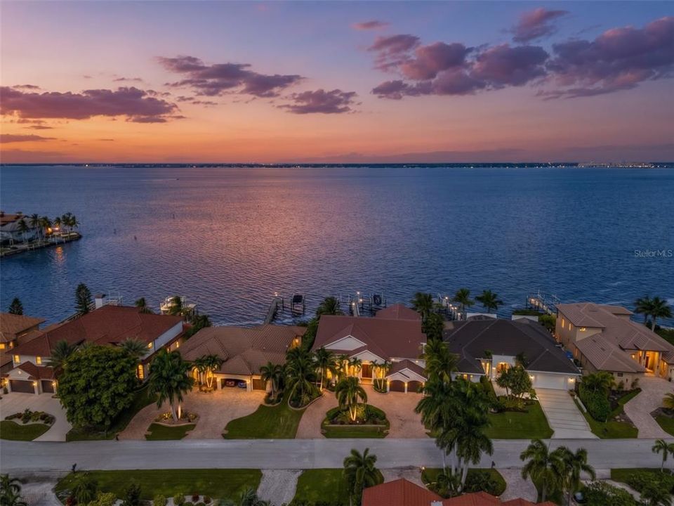 En Venta: $2,995,000 (5 camas, 4 baños, 5500 Pies cuadrados)