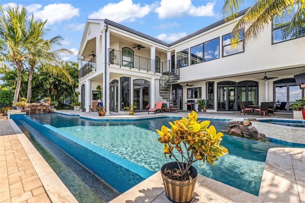En Venta: $2,995,000 (5 camas, 4 baños, 5500 Pies cuadrados)