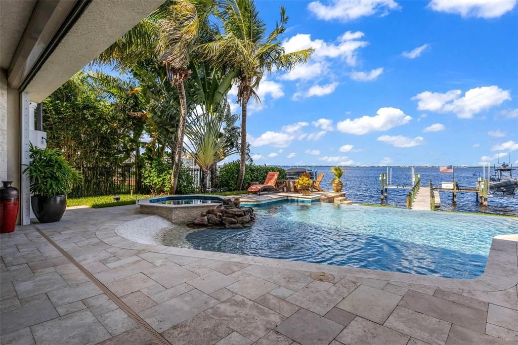 En Venta: $2,995,000 (5 camas, 4 baños, 5500 Pies cuadrados)