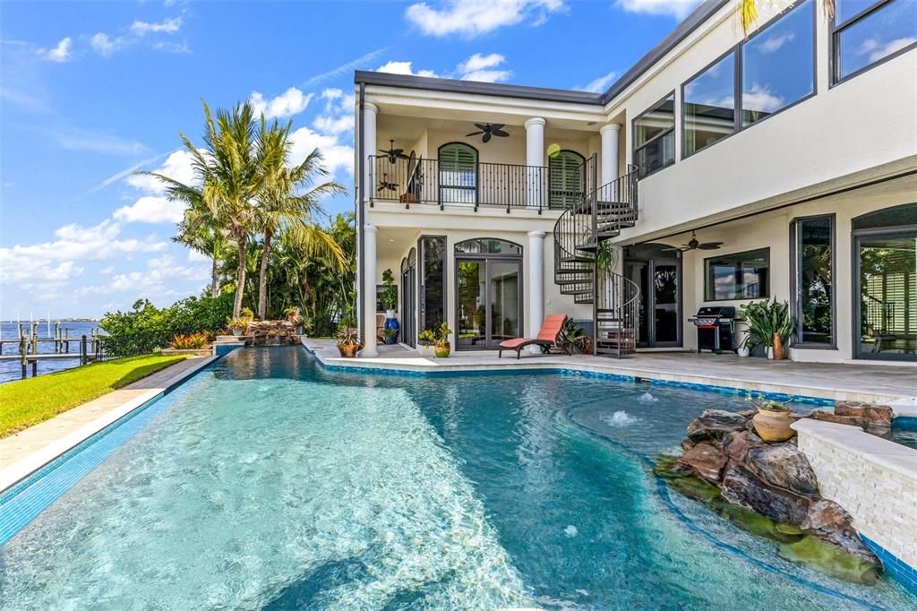 En Venta: $2,995,000 (5 camas, 4 baños, 5500 Pies cuadrados)