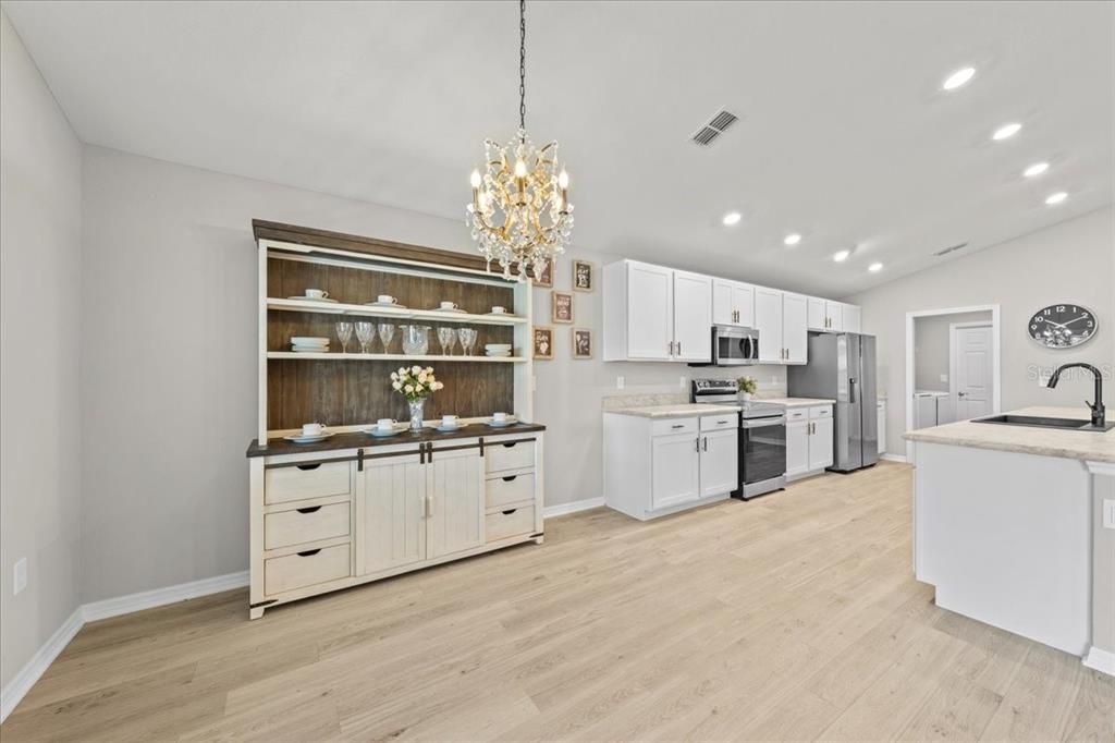 На продажу: $349,000 (4 спален, 2 ванн, 2053 Квадратных фут)