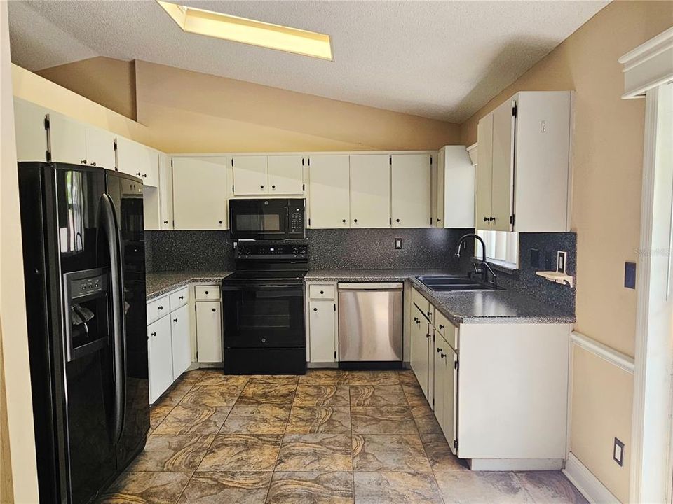 For Sale: $425,000 (3 beds, 2 baths, 1293 Square Feet)