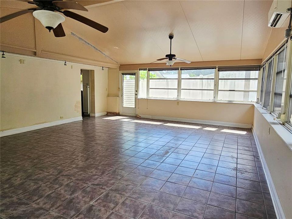 For Sale: $425,000 (3 beds, 2 baths, 1293 Square Feet)