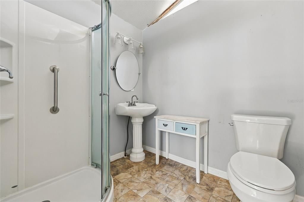 For Sale: $125,000 (1 beds, 1 baths, 750 Square Feet)