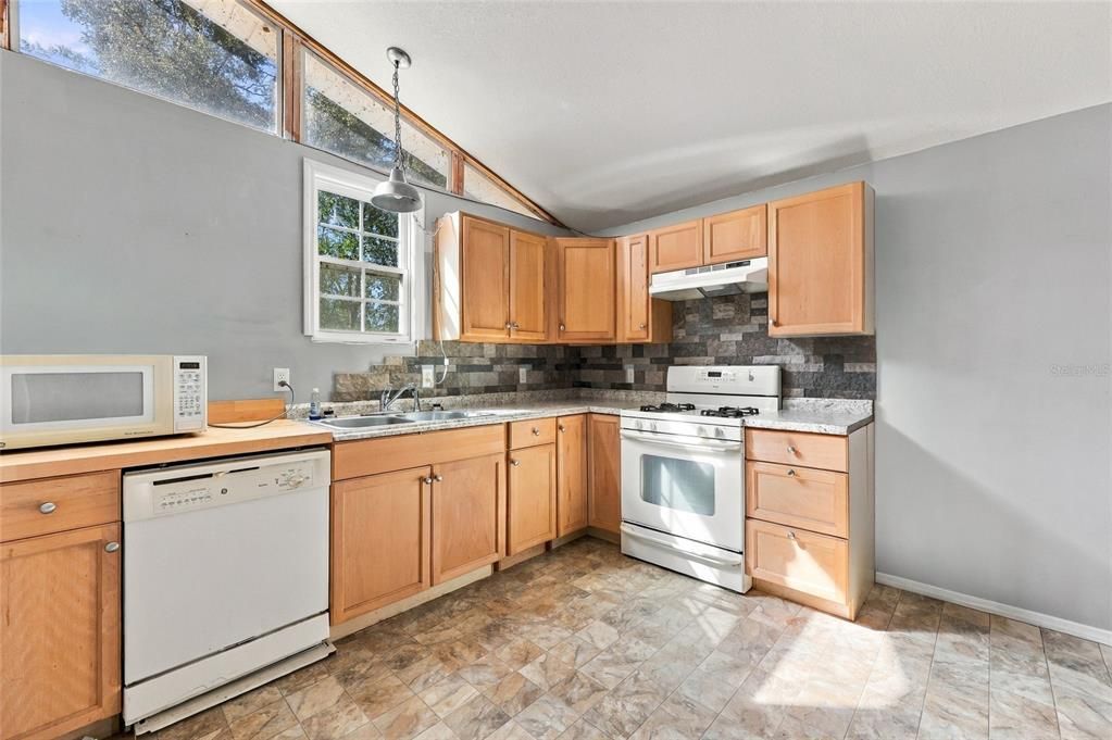 For Sale: $125,000 (1 beds, 1 baths, 750 Square Feet)