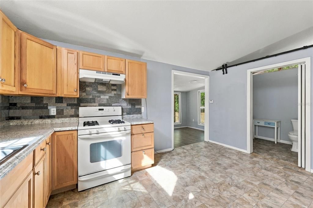 For Sale: $125,000 (1 beds, 1 baths, 750 Square Feet)