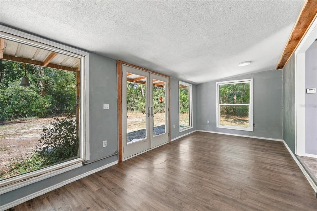 For Sale: $125,000 (1 beds, 1 baths, 750 Square Feet)