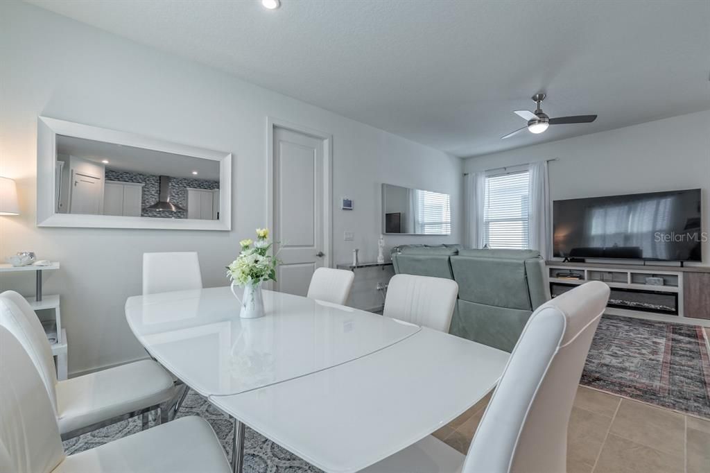 На продажу: $399,000 (4 спален, 2 ванн, 1856 Квадратных фут)