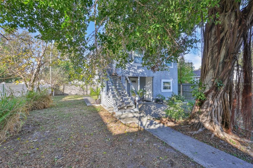 На продажу: $394,900 (0.14 acres)