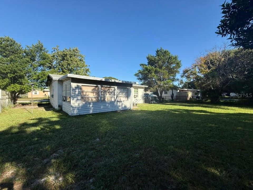 For Sale: $152,000 (2 beds, 1 baths, 851 Square Feet)