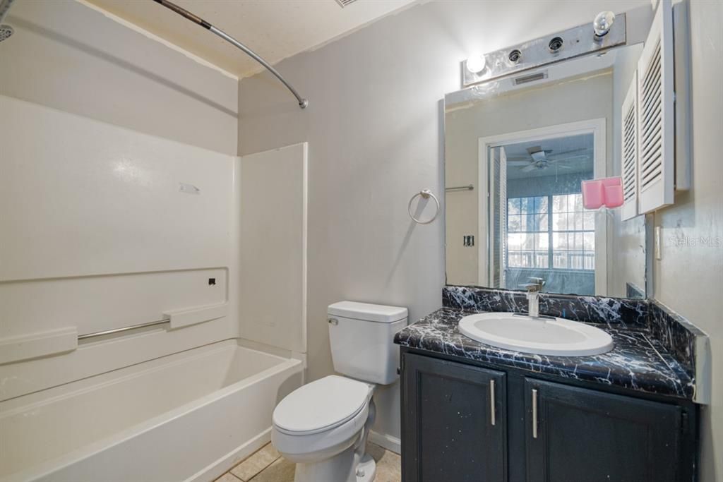 На продажу: $149,000 (2 спален, 2 ванн, 990 Квадратных фут)