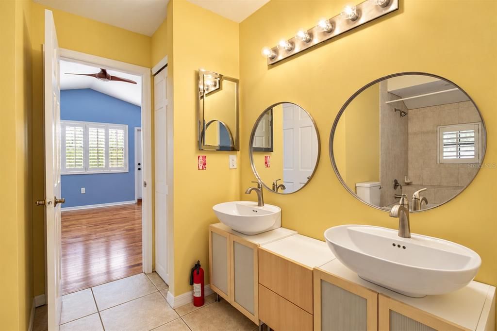 For Sale: $1,100,000 (5 beds, 4 baths, 3988 Square Feet)