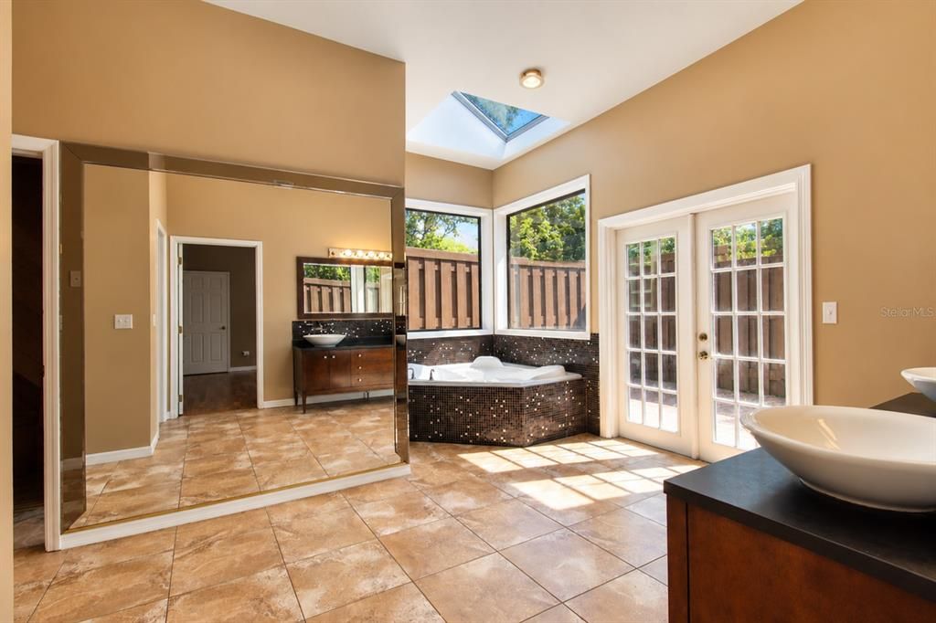 For Sale: $1,100,000 (5 beds, 4 baths, 3988 Square Feet)
