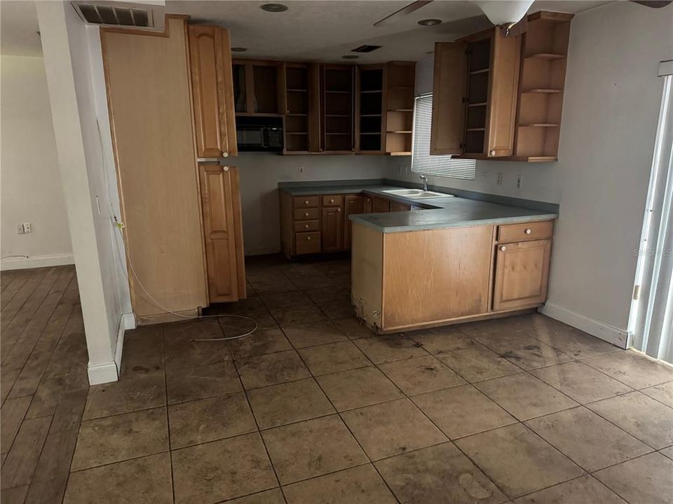For Sale: $349,999 (3 beds, 2 baths, 1352 Square Feet)