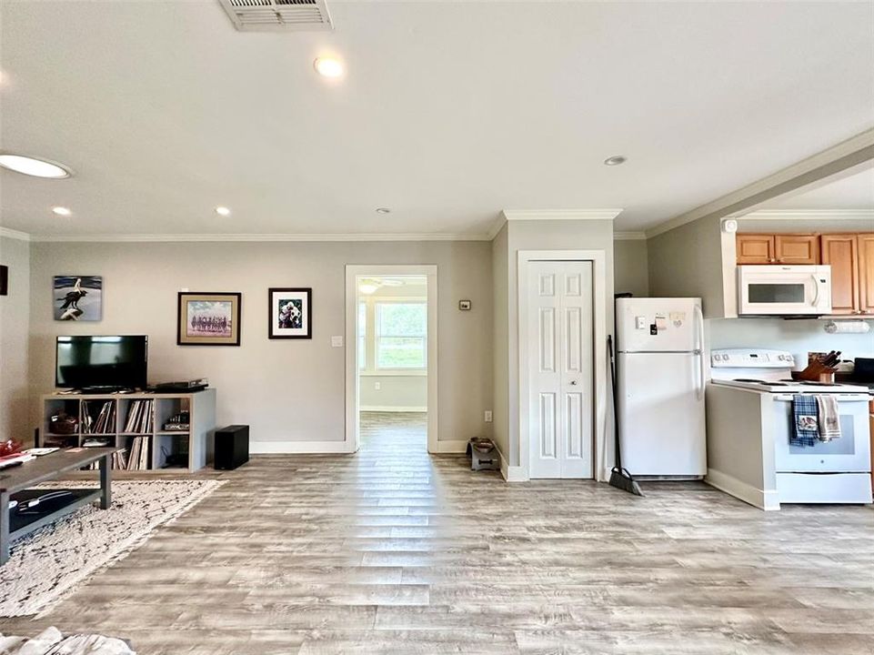 For Sale: $172,000 (3 beds, 1 baths, 1035 Square Feet)