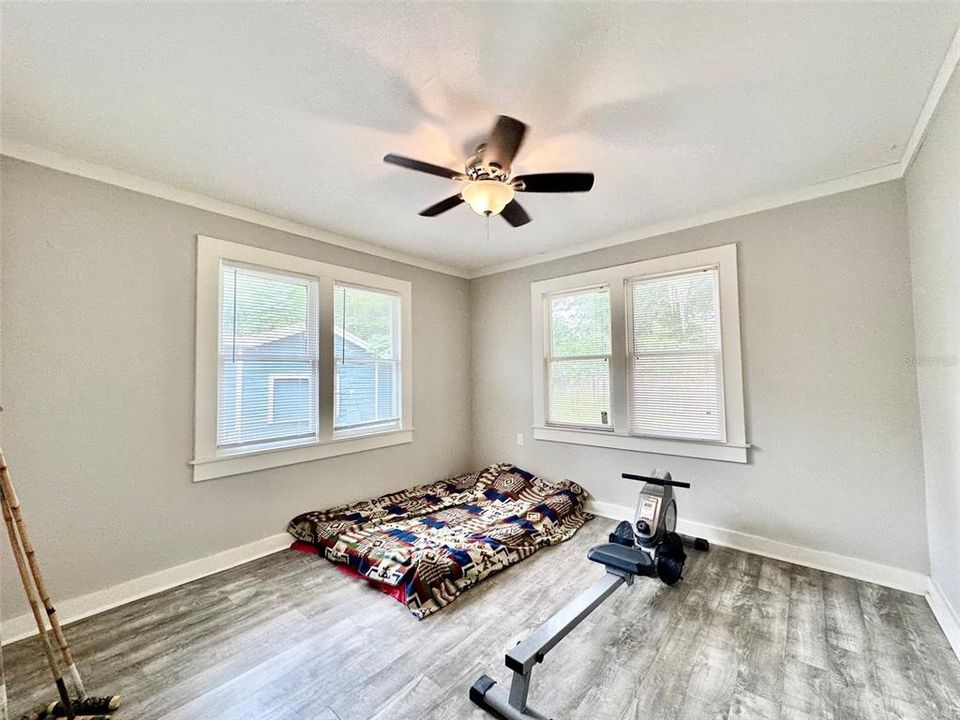 For Sale: $172,000 (3 beds, 1 baths, 1035 Square Feet)