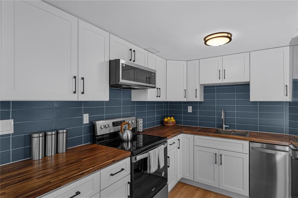 На продажу: $229,900 (4 спален, 2 ванн, 1128 Квадратных фут)