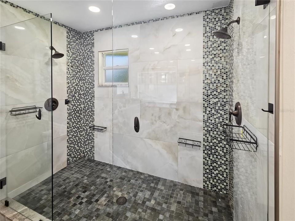 En Venta: $899,000 (4 camas, 3 baños, 3100 Pies cuadrados)