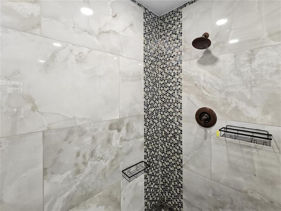 En Venta: $899,000 (4 camas, 3 baños, 3100 Pies cuadrados)