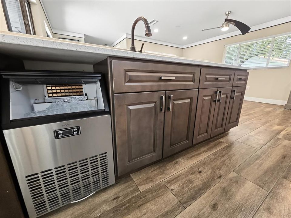 En Venta: $899,000 (4 camas, 3 baños, 3100 Pies cuadrados)